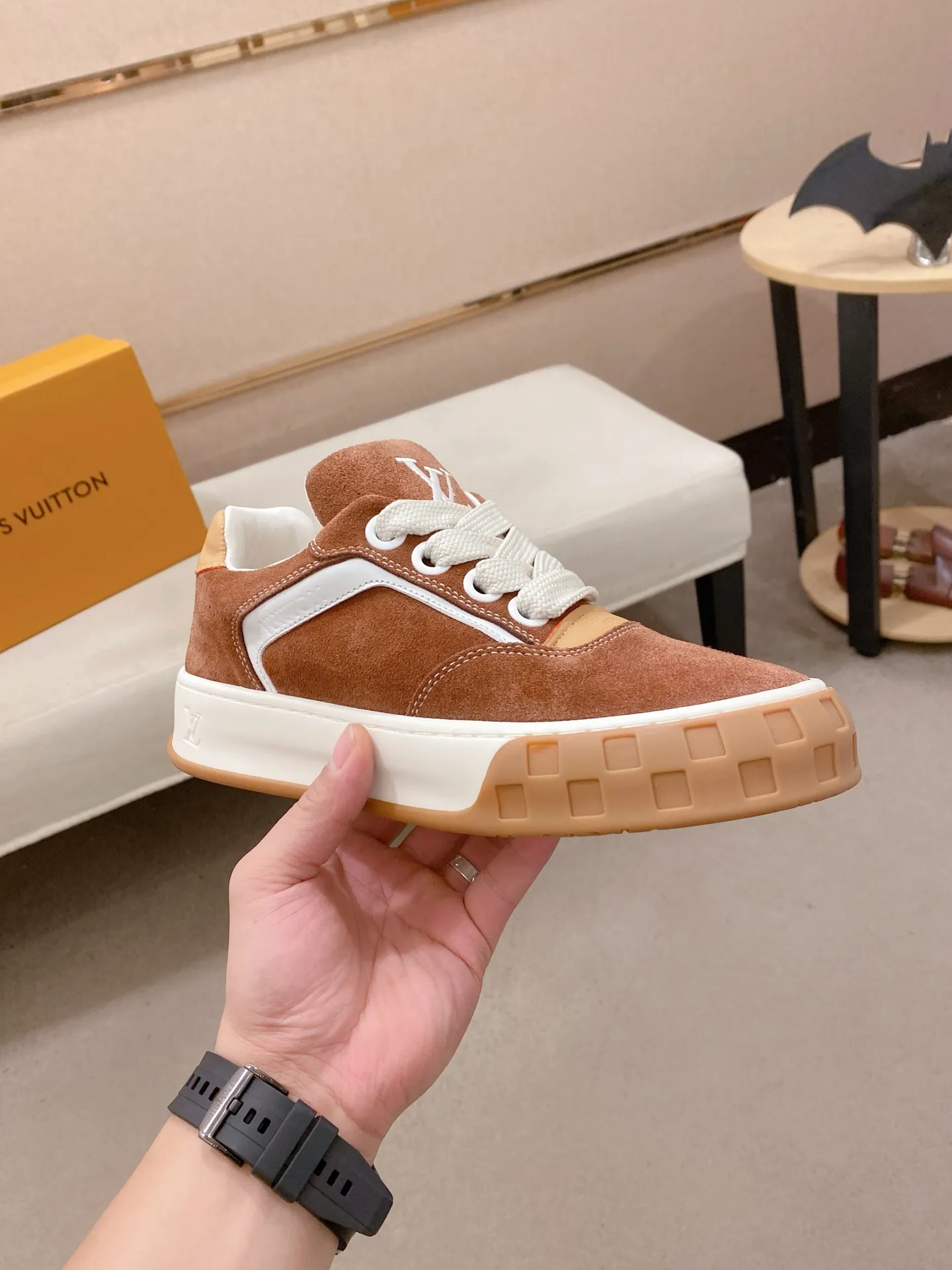 Factory price: 480💰 LV 🫏The colorful interpretation of BUTTERSOFT sneakers combines sheepskin, The colorful interpretation of LV BUTTERSOFT sneakers combines sheepskin and calfskin for a super soft feel. Designed by Pharrell Williams, this '60s-inspired shoe features a padded upper that's been crafted by Louis Vuitton craftsmen to further enhance the comfort of the leather. In addition to the LV initials, it features multiple signatures, including natural leather trim and an embossed pattern of Pharrell Williams and lobster on the side, referencing the Fall/Winter 2025 men’s show. A must-have artifact for fashionistas✅ Code number 38-44